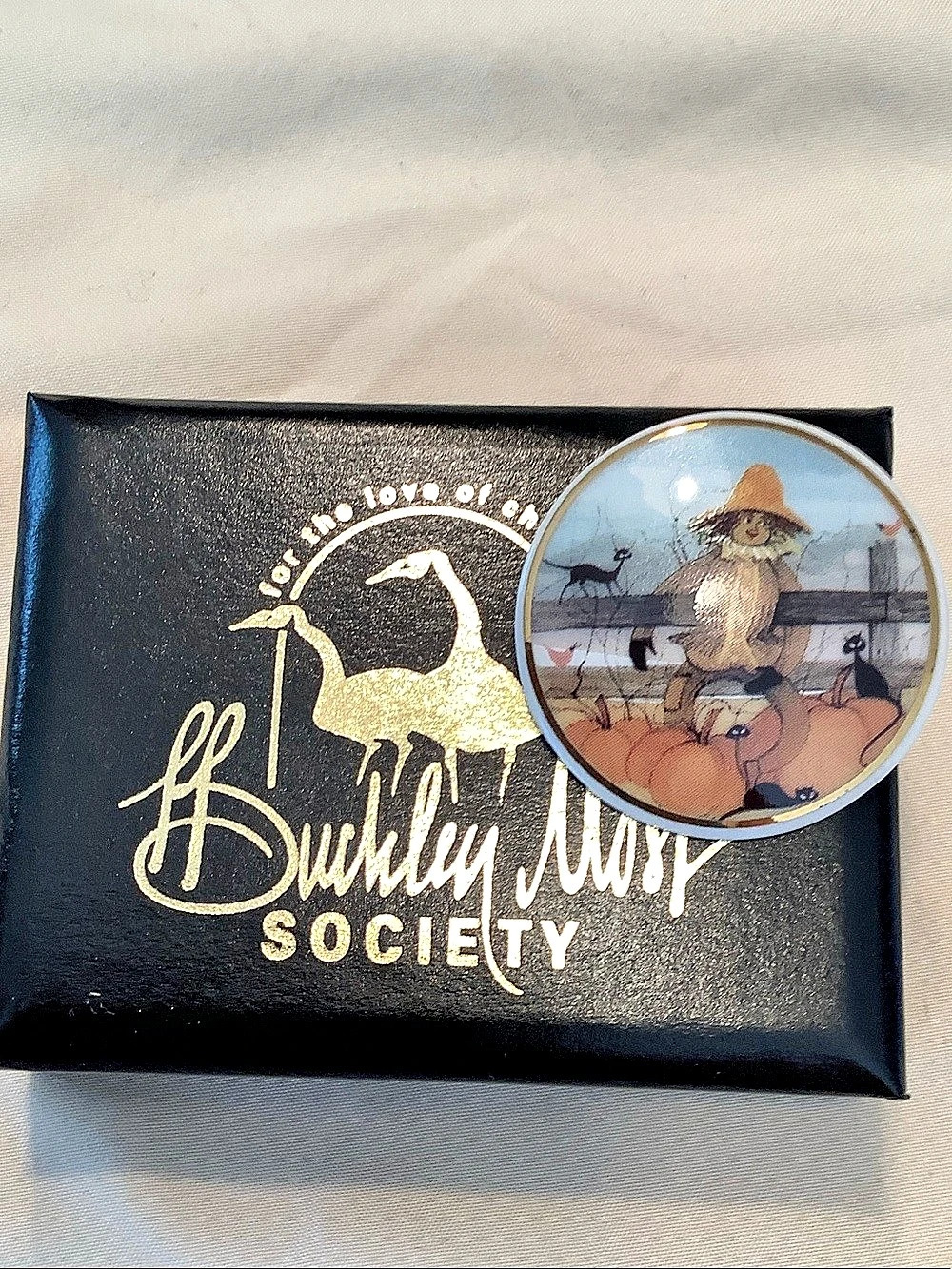 P Buckley Moss Society 2008 Fall Harvest #13363 Harvest Scarecrow Brooch Blue &